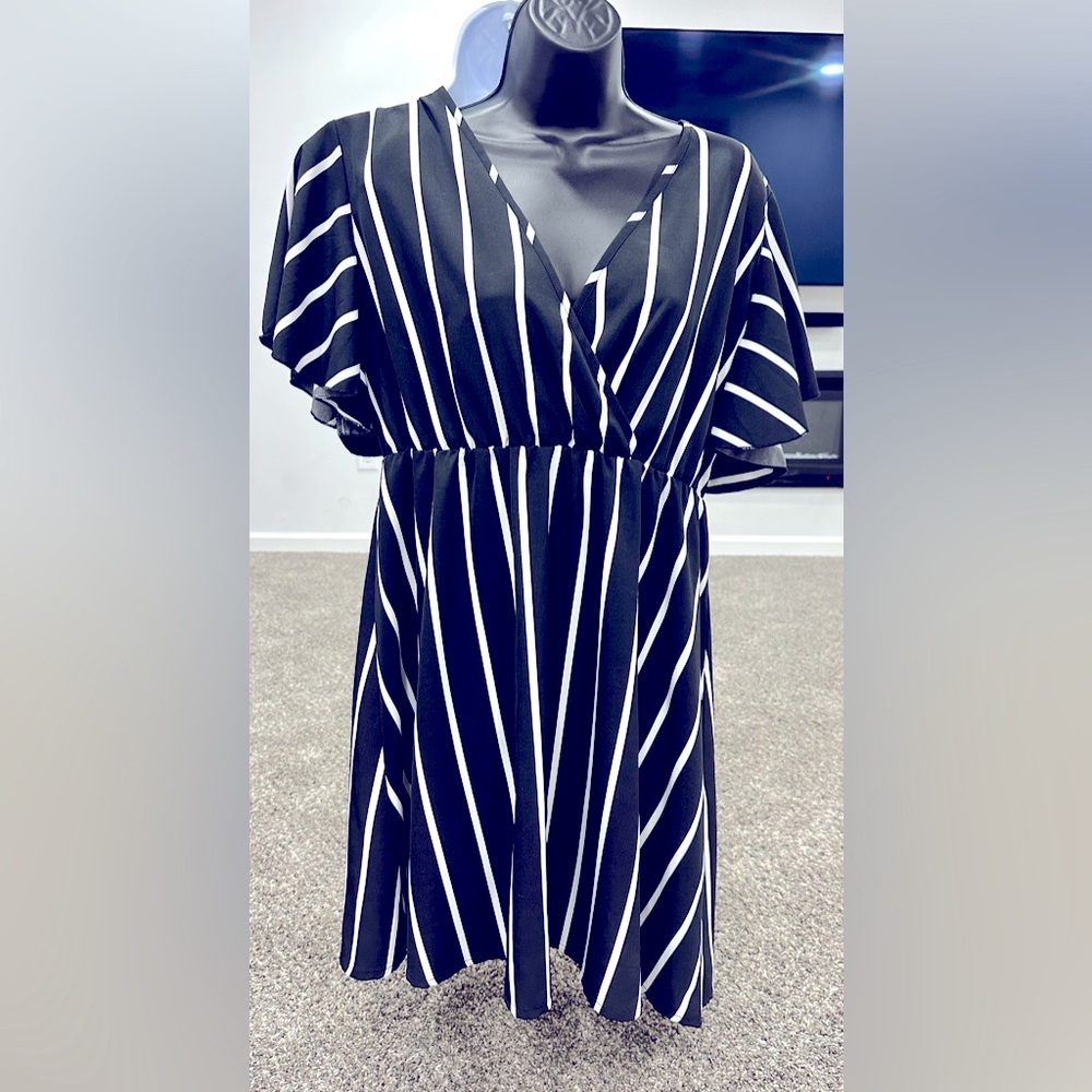 ☀️3/$15 Black and White Vertical Stripe Dress